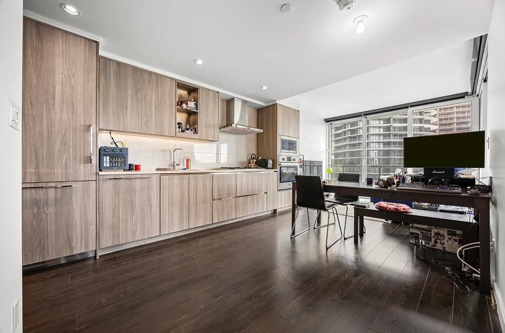 602 4730 LOUGHEED HIGHWAY, Burnaby, BC — Residential for Sale - Photo 2
