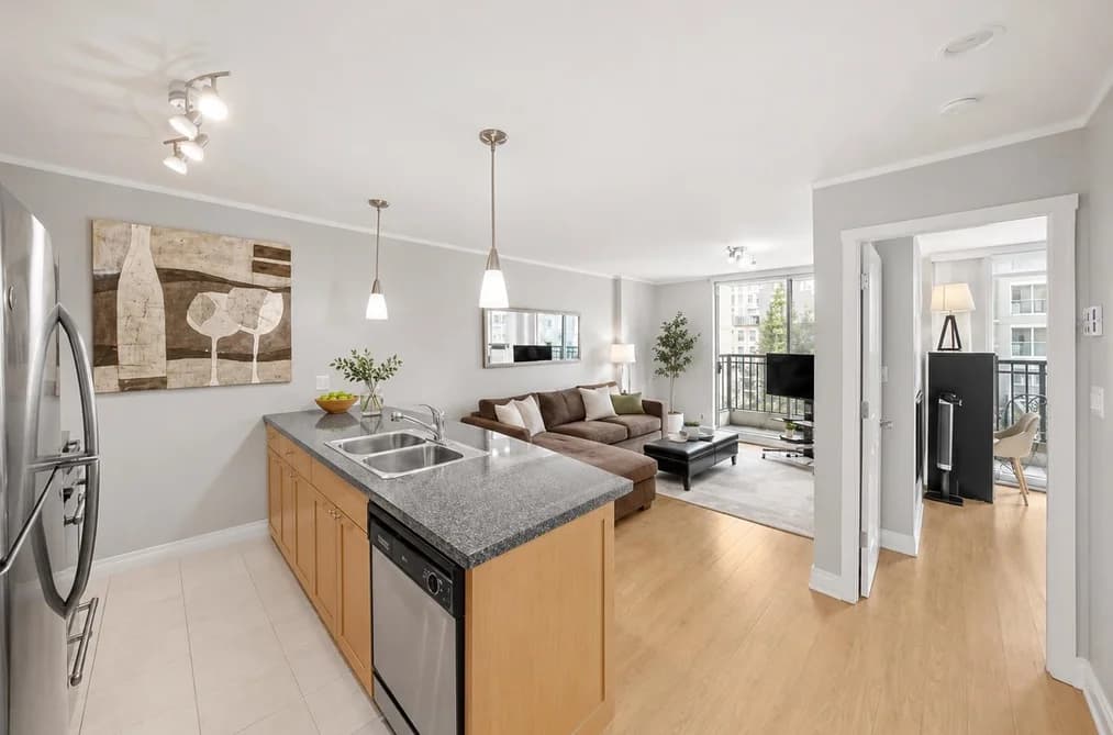 605 989 RICHARDS STREET, Vancouver BC V6B 6R6 - Photo 1