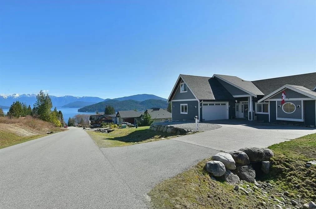 605 WOODLAND AVENUE, Gibsons, BC — Residential for Sale - Photo 2