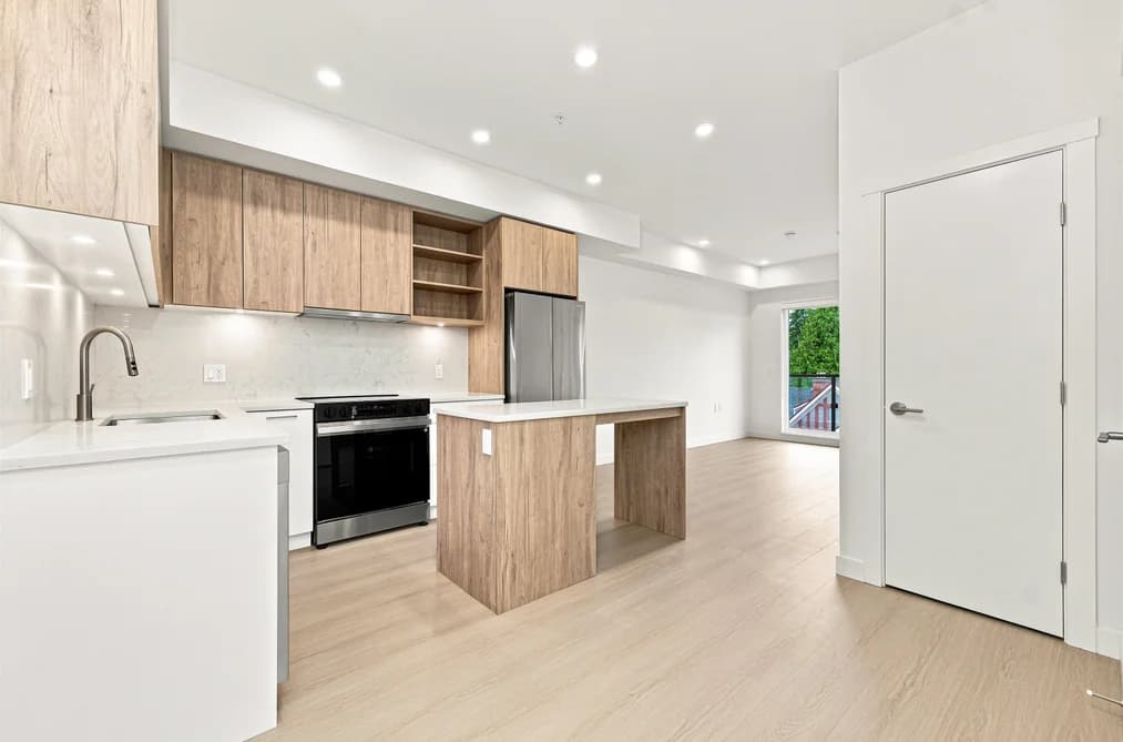 606 82 FIRST STREET, New Westminster, BC — Residential for Sale - Photo 2