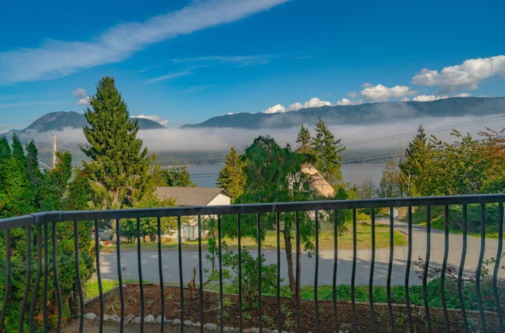 6170 FAIRWAY AVENUE, Sechelt, BC — Residential for Sale - Photo 2