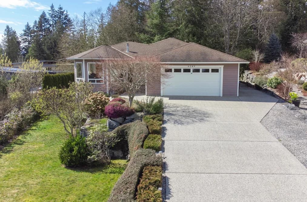 6249 BAILLIE ROAD, Sechelt, BC — Residential for Sale - Photo 2
