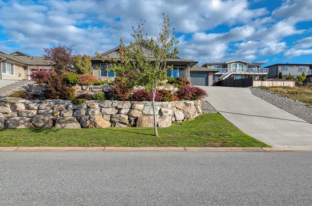 6252 ORACLE ROAD, Sechelt, BC — Residential for Sale - Photo 2