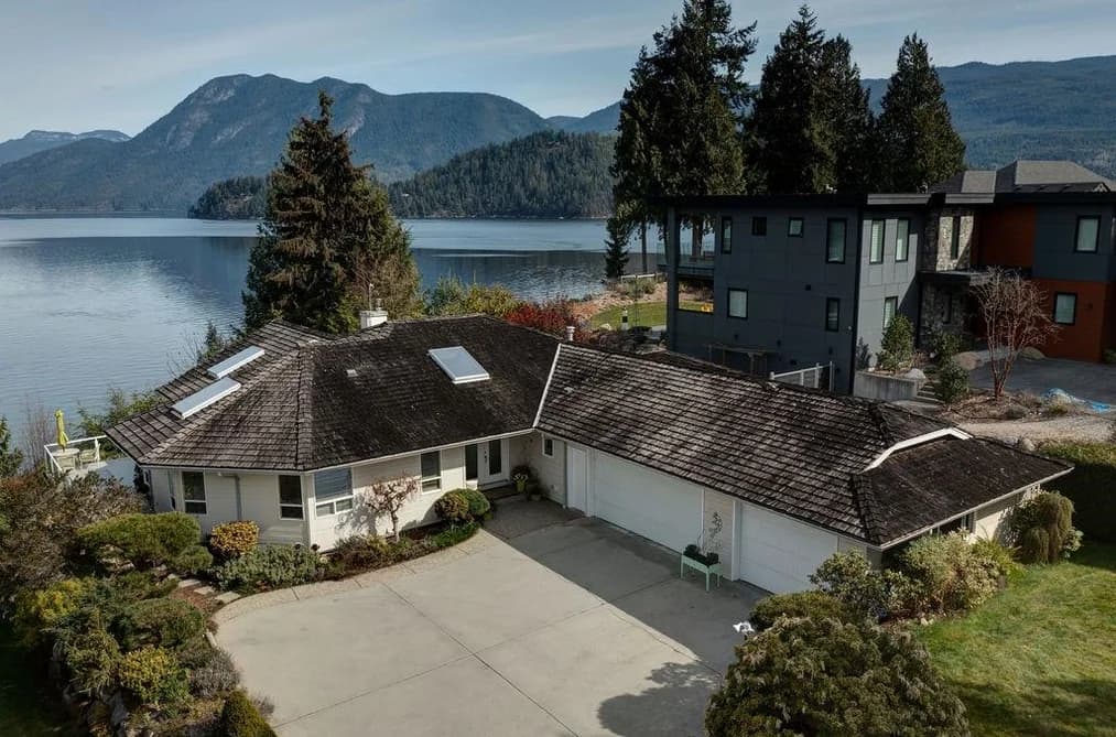 6484 N GALE AVENUE, Sechelt, BC — Residential for Sale - Main Photo