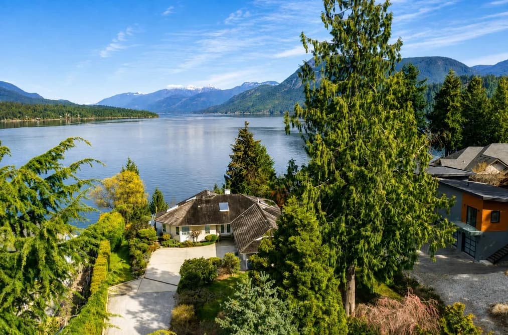 6484 N GALE AVENUE, Sechelt, BC — Residential for Sale - Photo 2