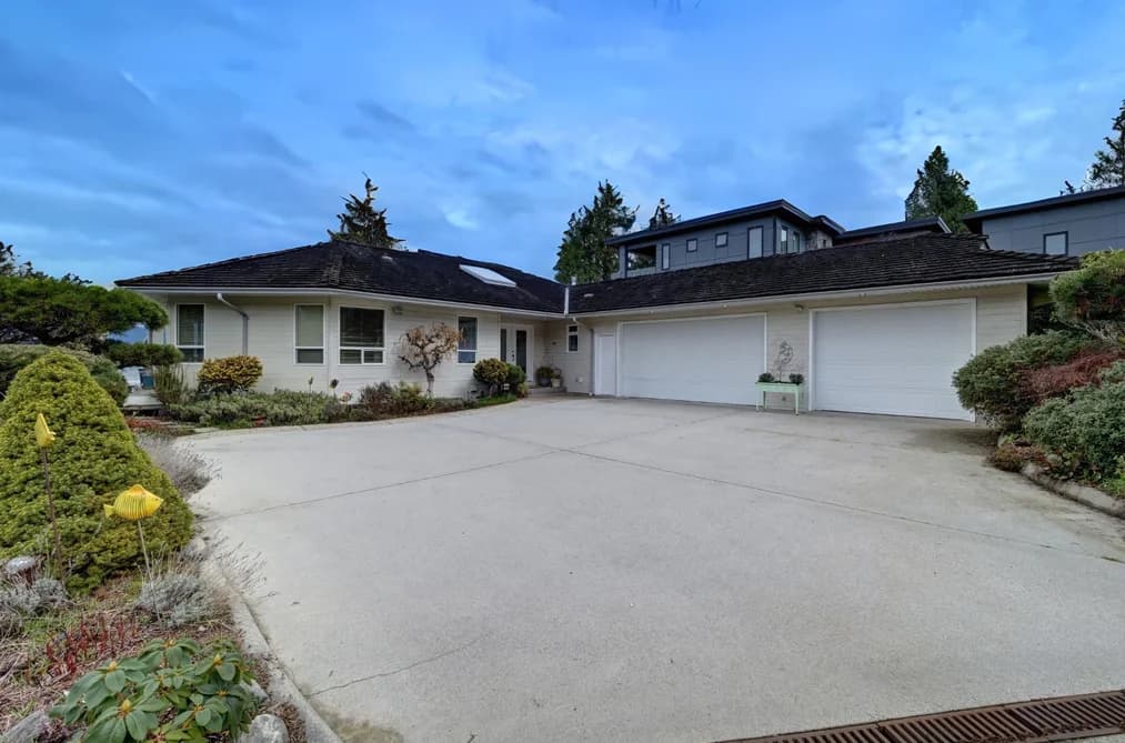 6484 N GALE AVENUE, Sechelt, BC — Residential for Sale - Photo 2