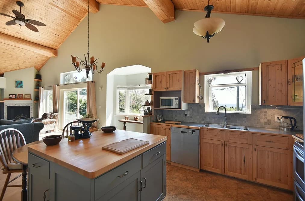 6508 LYNNWOOD COURT, Sechelt, BC — Residential for Sale - Photo 2