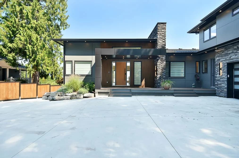 6553-6555 N GALE AVENUE, Sechelt, BC — Residential for Sale - Photo 2