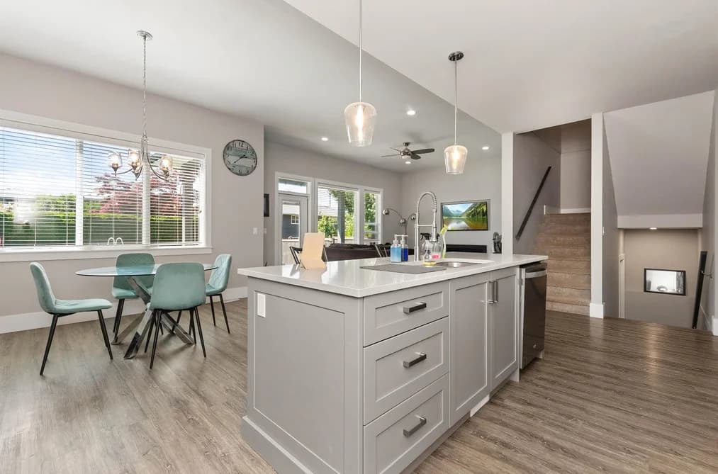 6567 FERN STREET, Chilliwack, BC — Residential for Sale - Photo 2