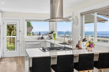 House for sale at 668 Alpine Court North Vancouver British Columbia - MLS: R3137588