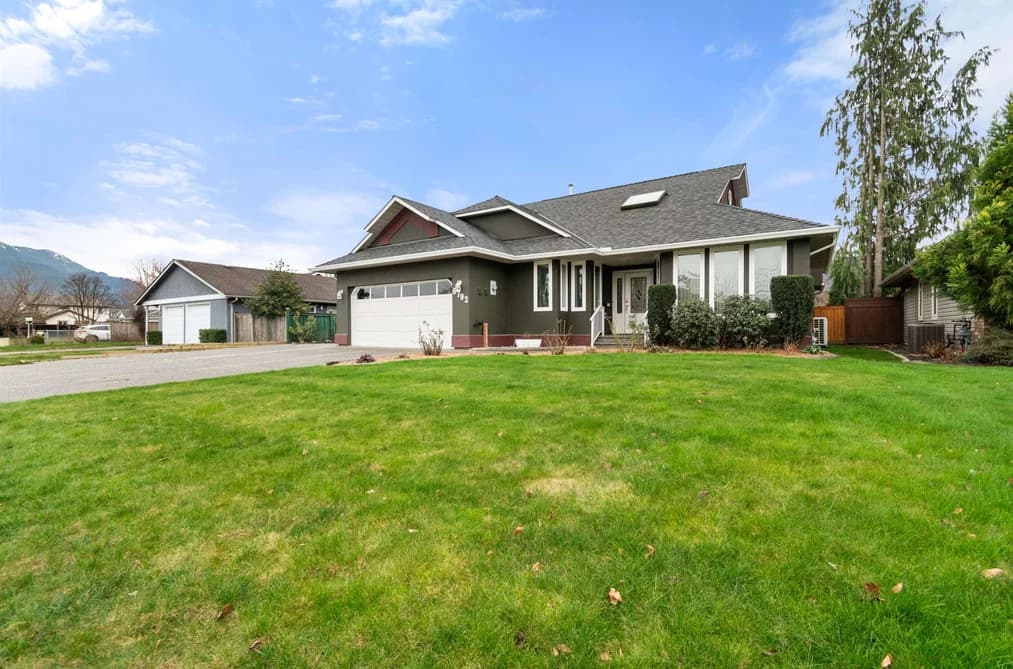 6792 HENRY STREET, Chilliwack, BC — Residential for Sale - Photo 2