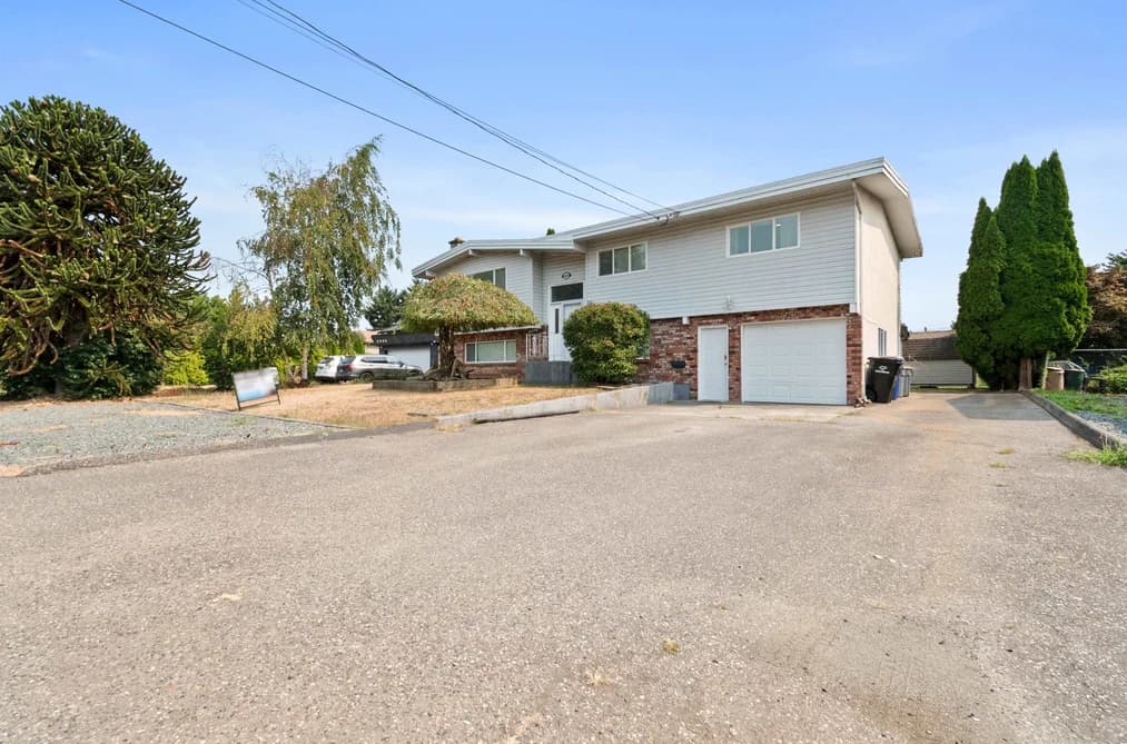 6890 CENTENNIAL DRIVE, Chilliwack, BC — Residential for Sale - Photo 2