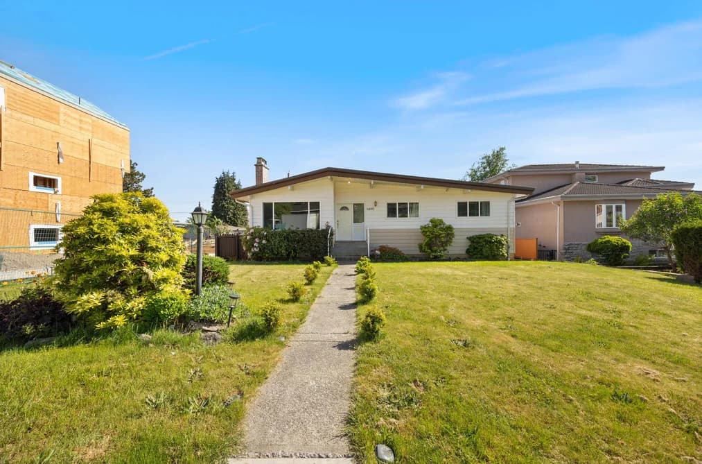 6890 HYCREST DRIVE, Burnaby, BC — Residential for Sale - Photo 2