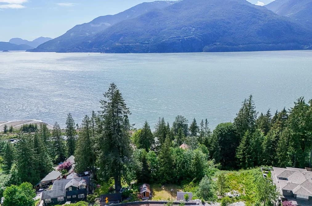 690 SHAUGHNESSY PLACE, Squamish, BC — Land for Sale - Photo 2