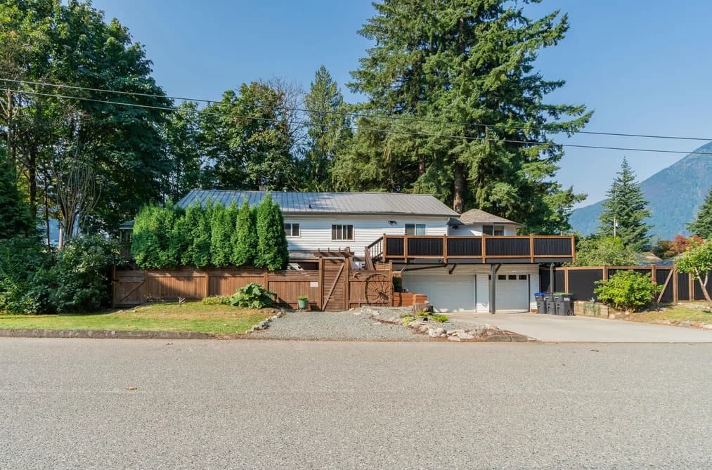 695 HUDSON BAY STREET, Hope, BC — Residential for Sale - Photo 2