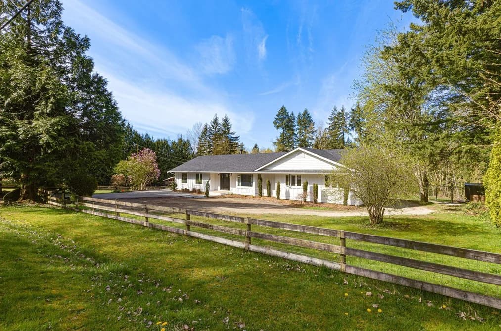 7025 HESSLEA CRESCENT, Abbotsford, BC — Residential for Sale - Photo 2