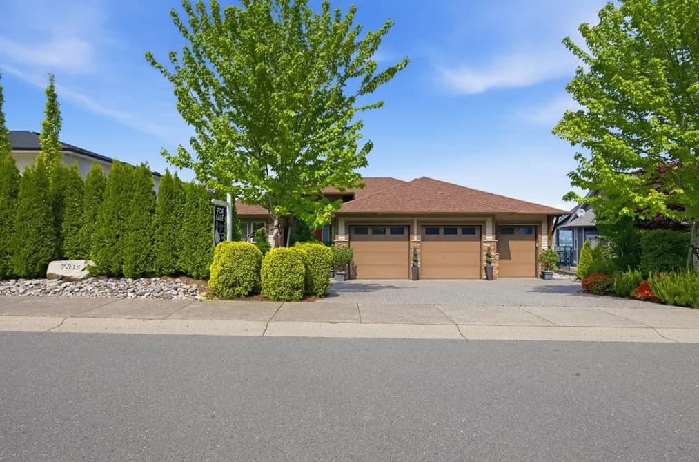 7315 MOUNT THURSTON DRIVE, Chilliwack, BC — Residential for Sale - Photo 2