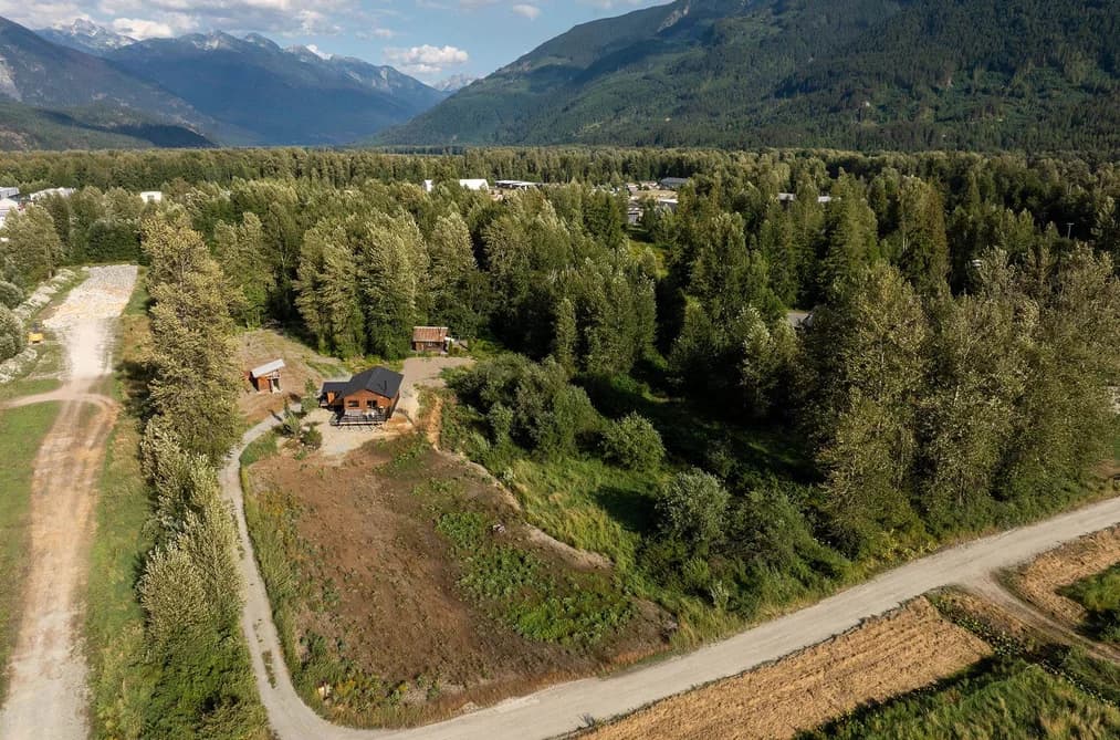 7320 MACRAE ROAD, Pemberton, BC — Residential for Sale - Photo 2
