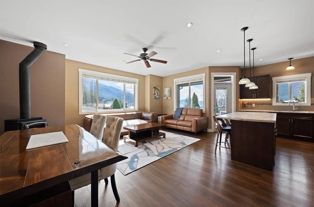 746 UPPER CRESCENT, Squamish, BC — Residential for Sale - Photo 2