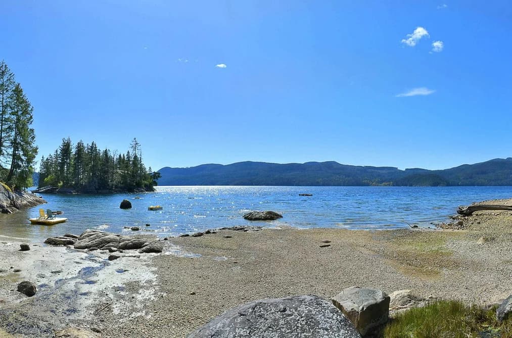 7545 ISLETS PLACE, Sechelt, BC — Residential for Sale - Photo 2