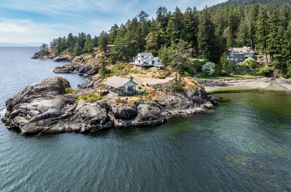 8 ARBUTUS BAY ROAD, Bowen Island, BC — Residential for Sale - Main Photo