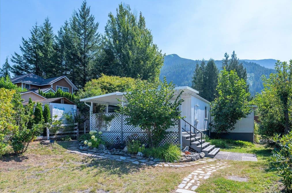827 MINATY LANE, Britannia Beach, BC — Residential for Sale - Photo 2