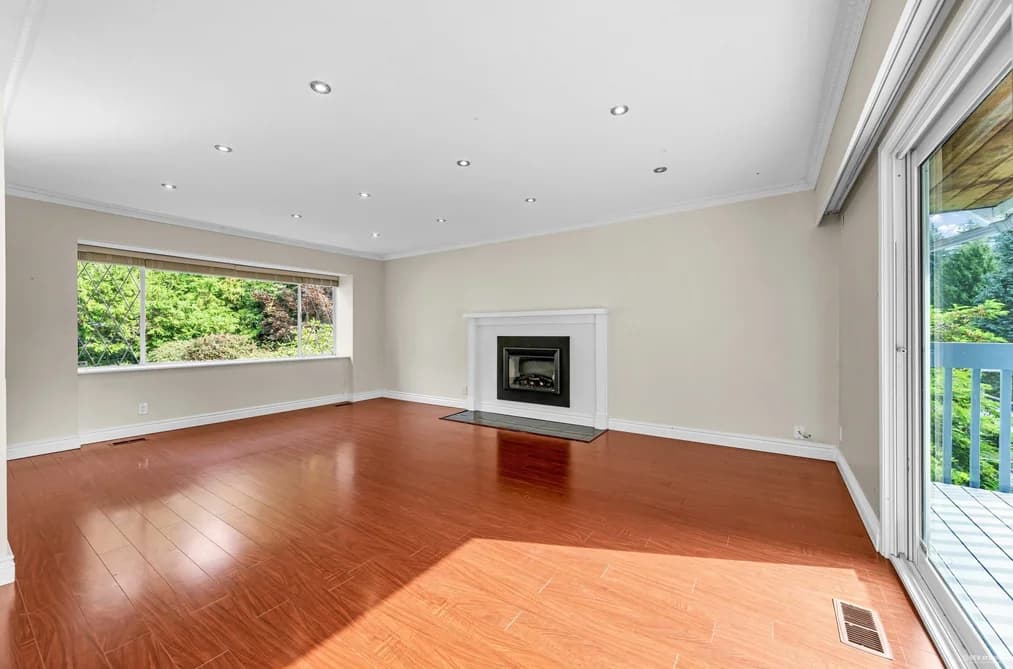 84 LAURIE CRESCENT, West Vancouver, BC — Residential for Sale - Photo 2