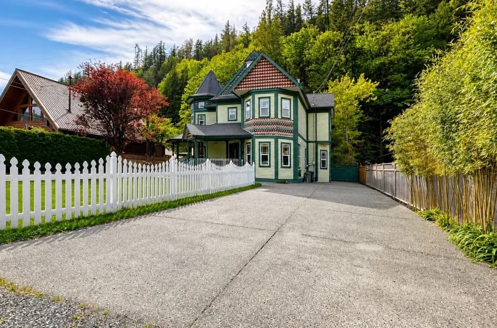 864 HOT SPRINGS ROAD, Harrison Hot Springs, BC — Residential for Sale - Photo 2