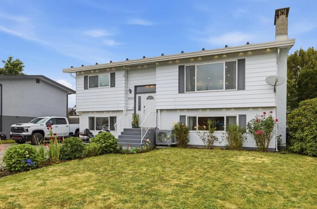 8762 CORNWALL CRESCENT, Chilliwack, BC — Residential for Sale - Photo 2
