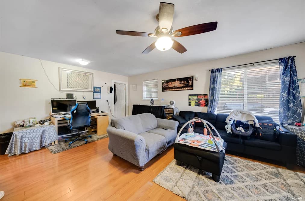8863 KING GEORGE BOULEVARD, Surrey, BC — Residential for Sale - Photo 2