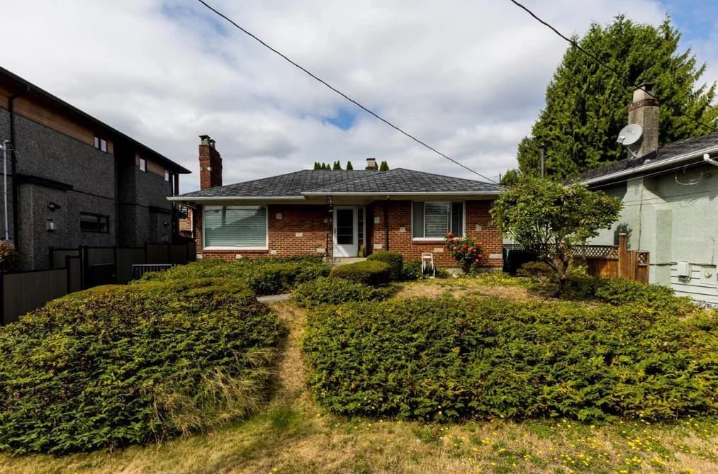 911 SPERLING AVENUE, Burnaby, BC — Residential for Sale - Photo 2