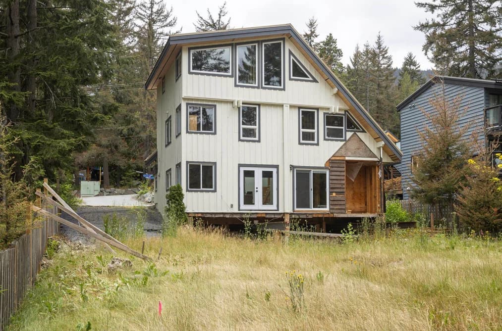 9199 EMERALD DRIVE, Whistler, BC — Residential for Sale - Photo 2