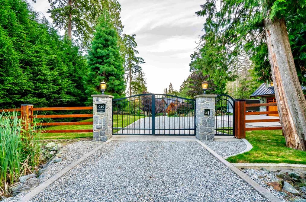 949 ARBUTUS BAY LANE, Bowen Island, BC — Residential for Sale - Photo 2