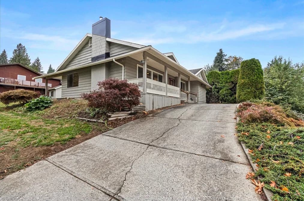 9951 HILLCREST DRIVE, Chilliwack, BC — Residential for Sale - Photo 2