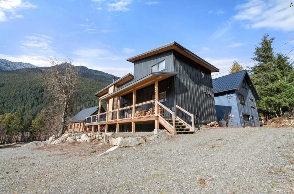 HG139-71498 Old Hope Princeton Highway, Hope, BC - House for Sale - Main Photo HG139-71498 Old Hope Princeton Highway, Hope, BC - House for Sale - Main Photo