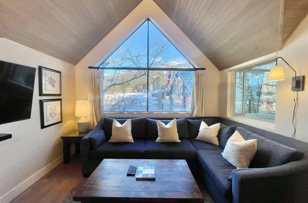 Week 9 902-4293 MOUNTAIN SQUARE, Whistler, BC — Residential for Sale - Main Photo